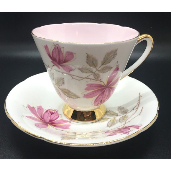 Old Royal Tea Cup Saucer Pink Roses Scalloped Gold Trim Bone China VTG England - Picture 1 of 11